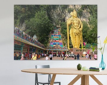 Lord Murugan mit Gebetsmühlen und Treppen vor den Batu Caves von kall3bu