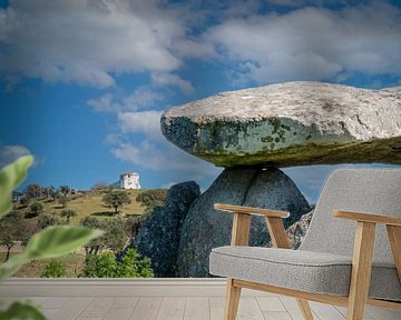 Dolmen voor oude molen in Portugal van Detlef Hansmann Photography