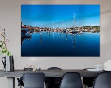 Marina avec des bateaux dans la ville de Fjällbacka en Suède sur Rico Ködder