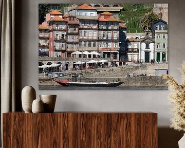 Transportkahn vor bunten Häusern im Hafen von Porto von Detlef Hansmann Photography