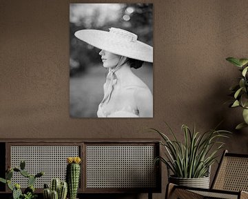 Femme avec un chapeau dans la campagne française sur Alexandra Vonk
