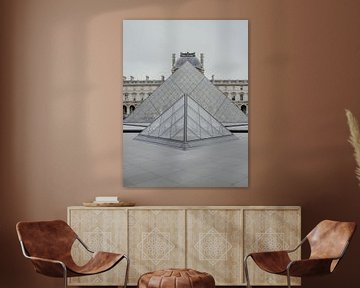 Symmetrisch beeld van het Louvre, Parijs, Frankrijk. van Sharon Kastelijns