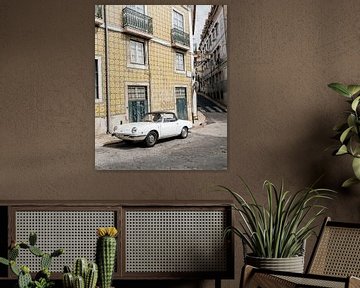 Fiat in smal straatje met wandtegeltjes in Lissabon van Myrthe Slootjes