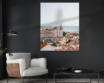 Ansicht einer Kirche mit dem Meer im Hintergrund in Lissabon