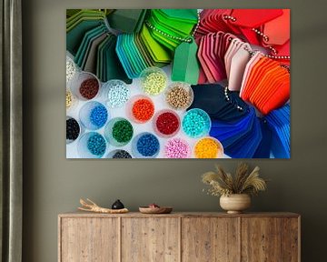 Kleurrijke plastic korrels met patroonplaatjes van XXLPhoto