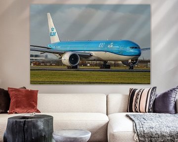 KLM Boeing 777-300 (PH-BVU) draait startbaan op. van Jaap van den Berg