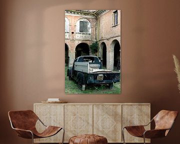 Vieux camion dans une cour italienne sur Bo Scheeringa Photography