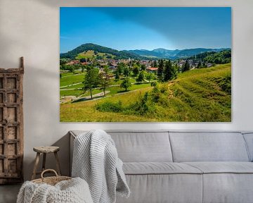 Panoramische rondwandeling bij Oberstaufen met de Hochgrat op de achtergrond bij zonnig weer en blau van Leo Schindzielorz