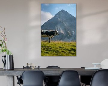 Koe in de Tannheimse bergen van Tirol van Leo Schindzielorz