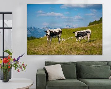 Vache dans les montagnes de Tannheim au Tyrol sur Leo Schindzielorz