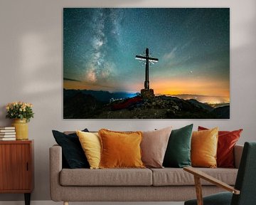 Ciel étoilé et voie lactée au-dessus des Alpes d'Allgäu avec la croix du sommet du Gaishorn sur Leo Schindzielorz