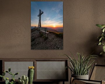 Hochgrat-topkruis met uitzicht op het Bodenmeer bij zonsondergang van Leo Schindzielorz