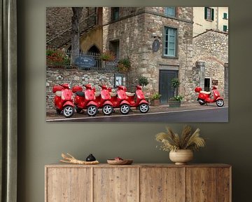 Rote Vespa-Roller in einer italienischen Straße.