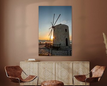 Griechische Windmühle am Hafen auf Korfu zum Sonnenaufgang von Leo Schindzielorz