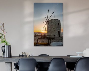 Griechische Windmühle am Hafen auf Korfu zum Sonnenaufgang von Leo Schindzielorz