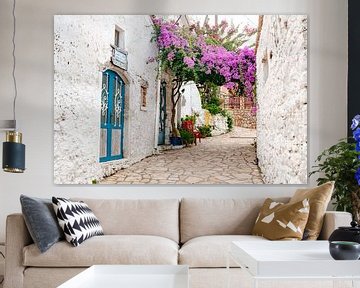 Süße Gasse in Korfu mit Blauen Fenstern von Leo Schindzielorz
