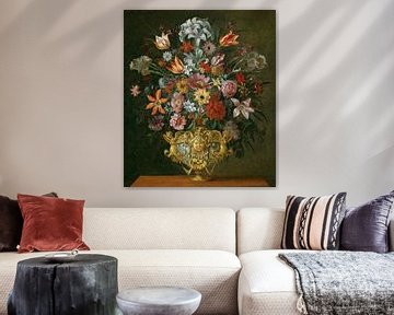 Tulpen, lelies, narcissen en andere bloemen in een gebeeldhouwde vaas, Meester van de Groteske Vazen