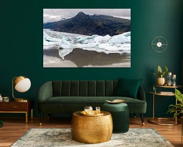 Weerspiegeling op een gletsjermeer in IJsland van Linda Schouw