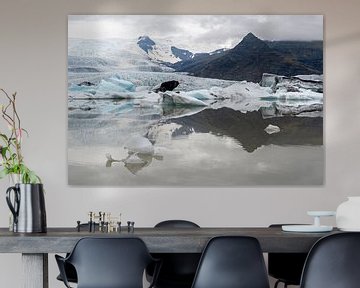 Fjallsárlón reflectie, gletsjermeer in IJsland van Linda Schouw
