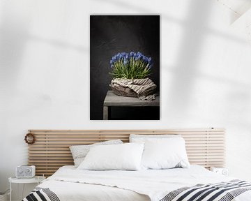 Landelijk stilleven met blauwe druifjes in houten schaal met linnen doek (verticaal) van Mayra Fotografie