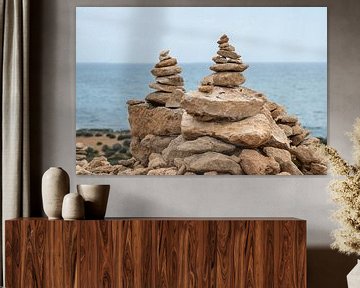 Stacked pebble stones at the beach of Paphos, Cyprus van Werner Lerooy