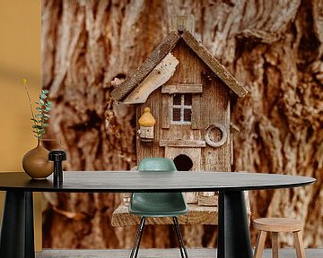 Einzigartiges Vogelhaus am Baum von Nienke Anne Photography