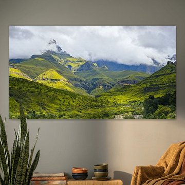 Wolken over groene bergen