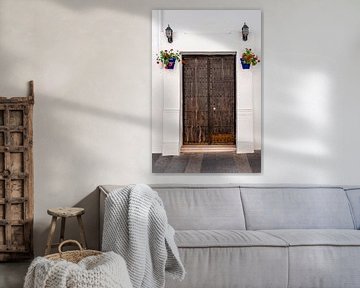 Weißes Haus mit einer alten, stattlichen Holztür mit abblätterndem Lack von Dafne Vos