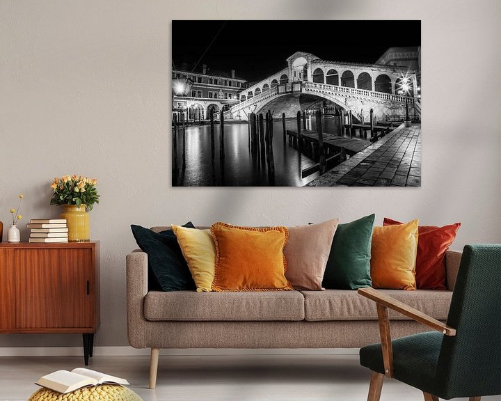 Sfeerimpressie: VENICE Rialto Bridge at Night black and white van Melanie Viola