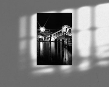 VENEDIG Rialtobrücke bei Nacht in schwarz-weiß  von Melanie Viola