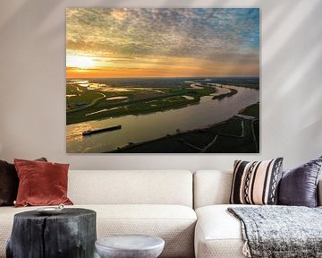 Bateau naviguant sur l'IJssel au coucher du soleil, vu d'en haut sur Sjoerd van der Wal Photographie