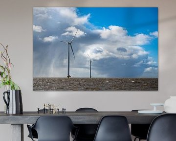 Éoliennes en mer avec un ciel bleu orageux en arrière-plan sur Sjoerd van der Wal