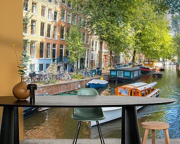 Amsterdamse grachtengordel met een rondvaartboot in de zomer van Sjoerd van der Wal Fotografie