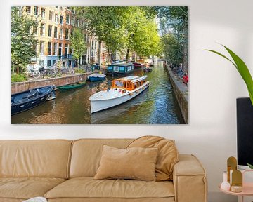 Amsterdamse grachtengordel met een rondvaartboot in de zomer van Sjoerd van der Wal
