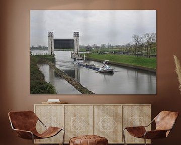 Ship through the floodgate in Heumen by Jeroen Franssen