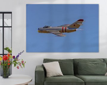 Flyby Mikoyan-Gurevich Mig-17F Fresco met naverbrander.