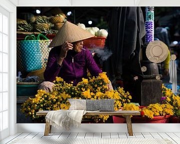 Straatportret van vrouw met Vietnamese Non La Hoed van Romy Oomen