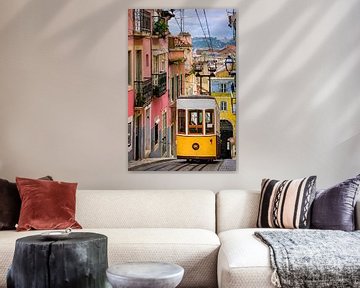 Historische gelbe Standseilbahn in Lissabon, Portugal von Michael Abid