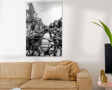 Fiets op een gracht in Amsterdam - Monochroom