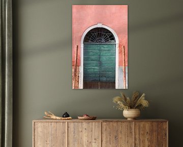 Zalmkleurige muur met groene, houten deuren in Venetië