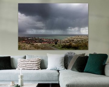 Dorpsgezicht Vlieland en Buien boven de Waddenzee van Gerard Koster Joenje (Vlieland, Amsterdam & Lelystad in beeld)