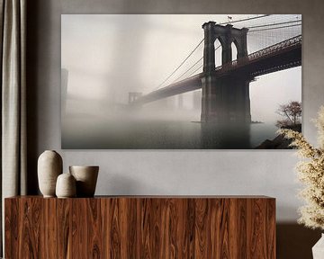 Brooklyn Bridge New York Manhattan in de mist van Jan Bechtum