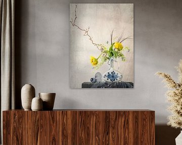 Stilleben mit Blumen. Delfter Porzellan und Gelb. von Alie Ekkelenkamp