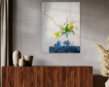 Stilleven met bloemen. Delfts blauw en Geel. van Alie Ekkelenkamp