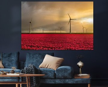 Rode tulpen in een veld met windturbines op de achtergrond van Sjoerd van der Wal