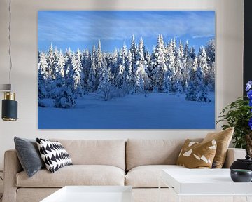 Een ijzig bos onder een blauwe hemel van Claude Laprise