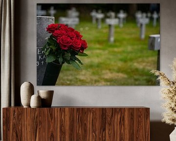 Rozen aan een kruis op oorlogsbegraafplaats van Suzanne Schoepe