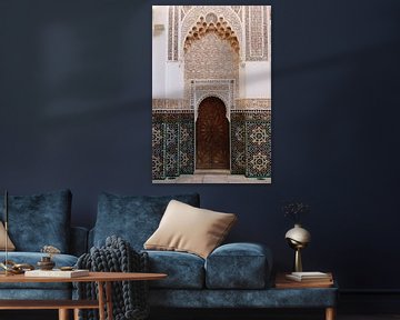 Houten deur in de Ben Youssef Madrasa van Marrakech van FemmDesign