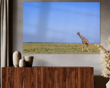 Giraf op weidse savanne van Simone Janssen