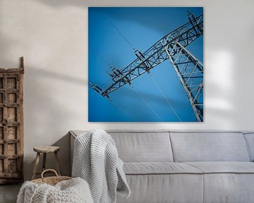 Elektrische mast tegen een blauwe lucht van Heiko Kueverling